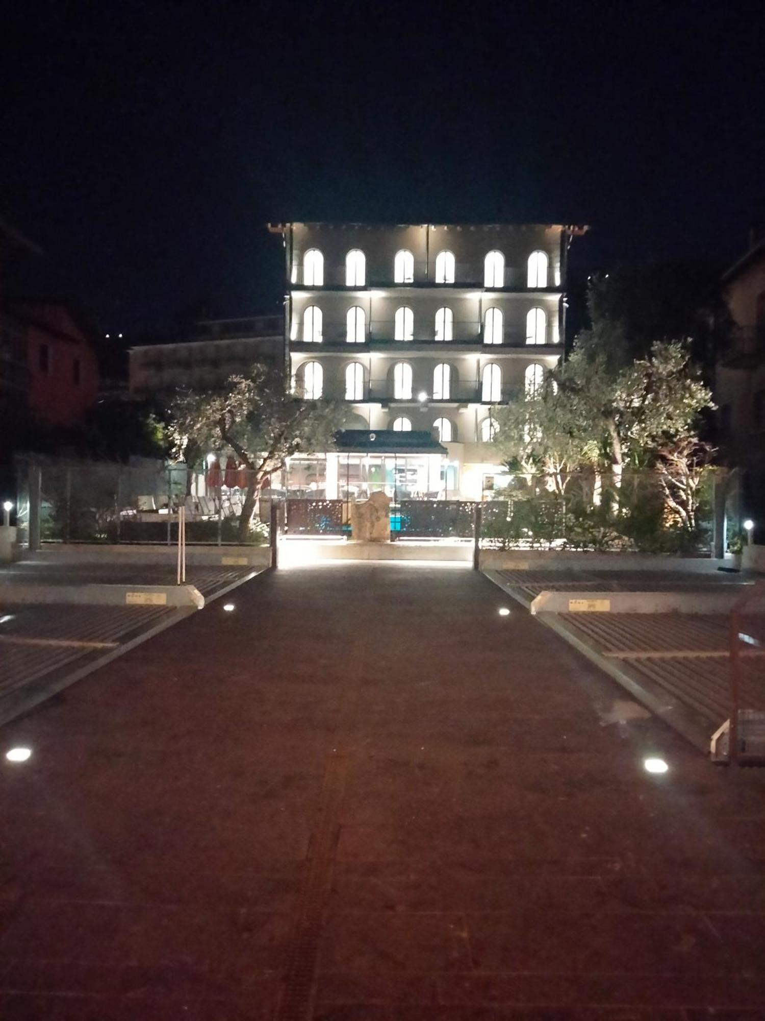 Hotel Ristorante Al Caminetto Worldhotels Crafted Adults Only Torri Del Benaco Exterior photo