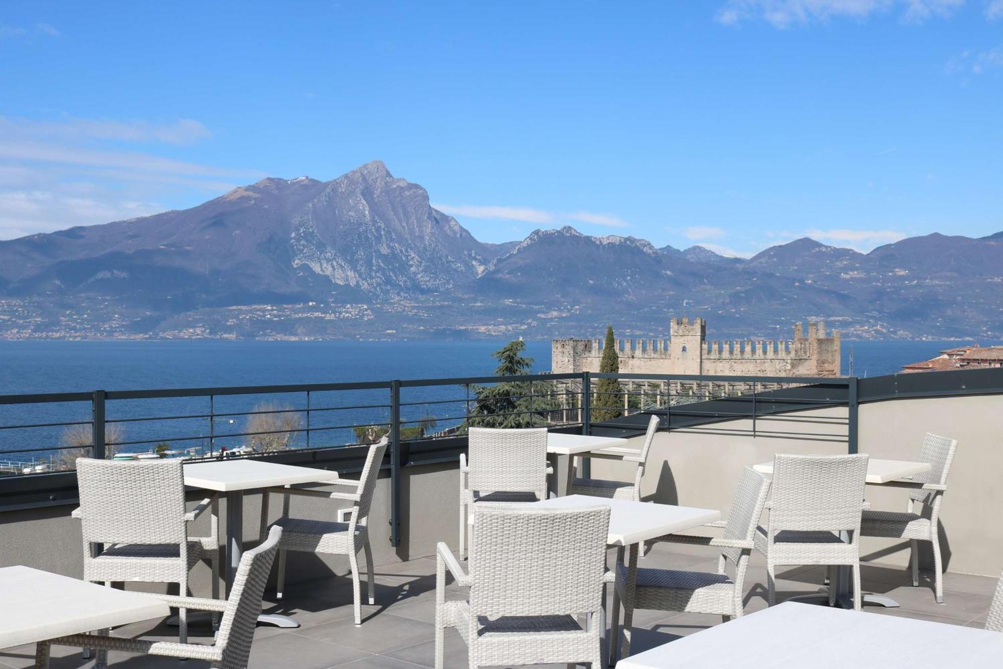 Hotel Ristorante Al Caminetto Worldhotels Crafted Adults Only Torri Del Benaco Exterior photo